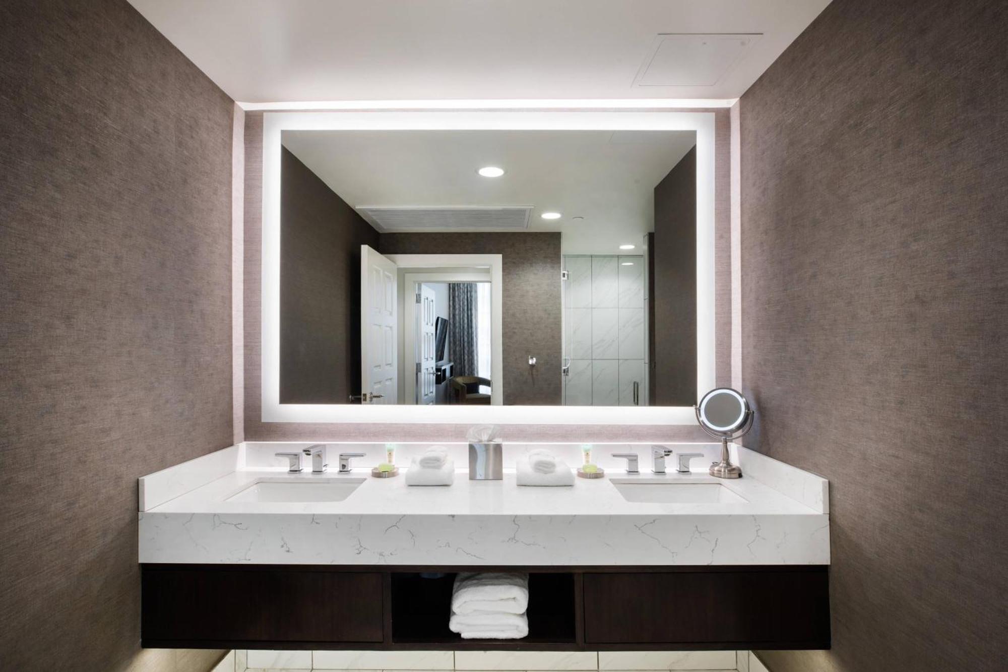 Ambassador Kansas City, Autograph Collection Hotel 4*