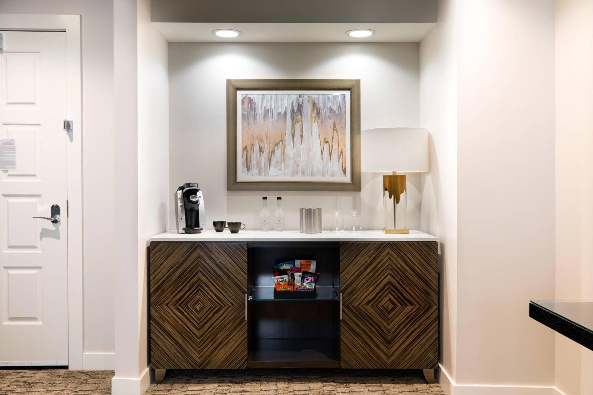 Hotel Ambassador Kansas City, Autograph Collection 4*