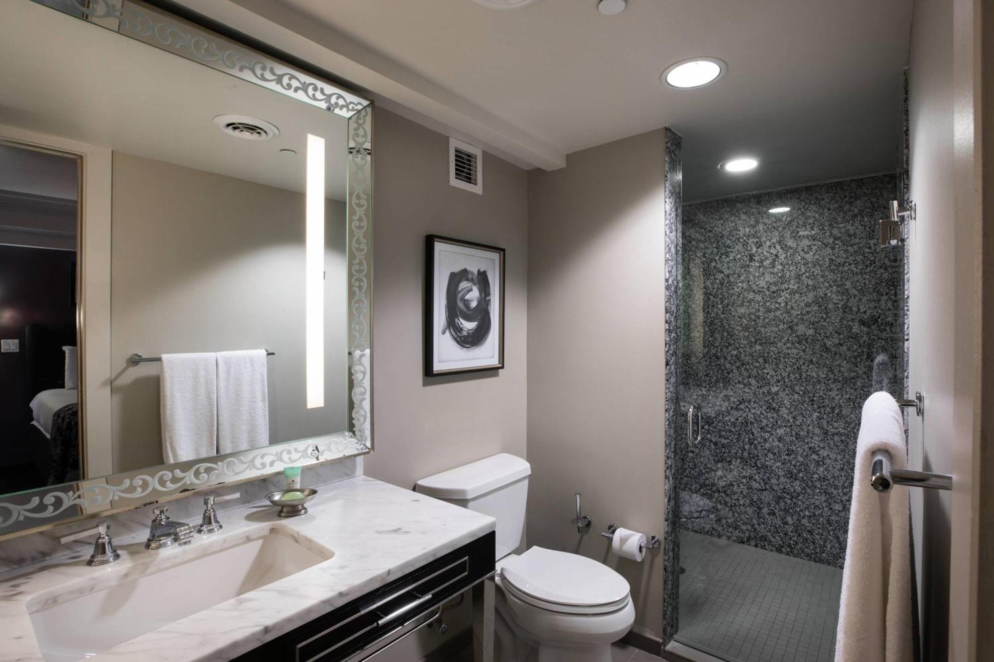 Ambassador Kansas City, Autograph Collection Hotel 4*