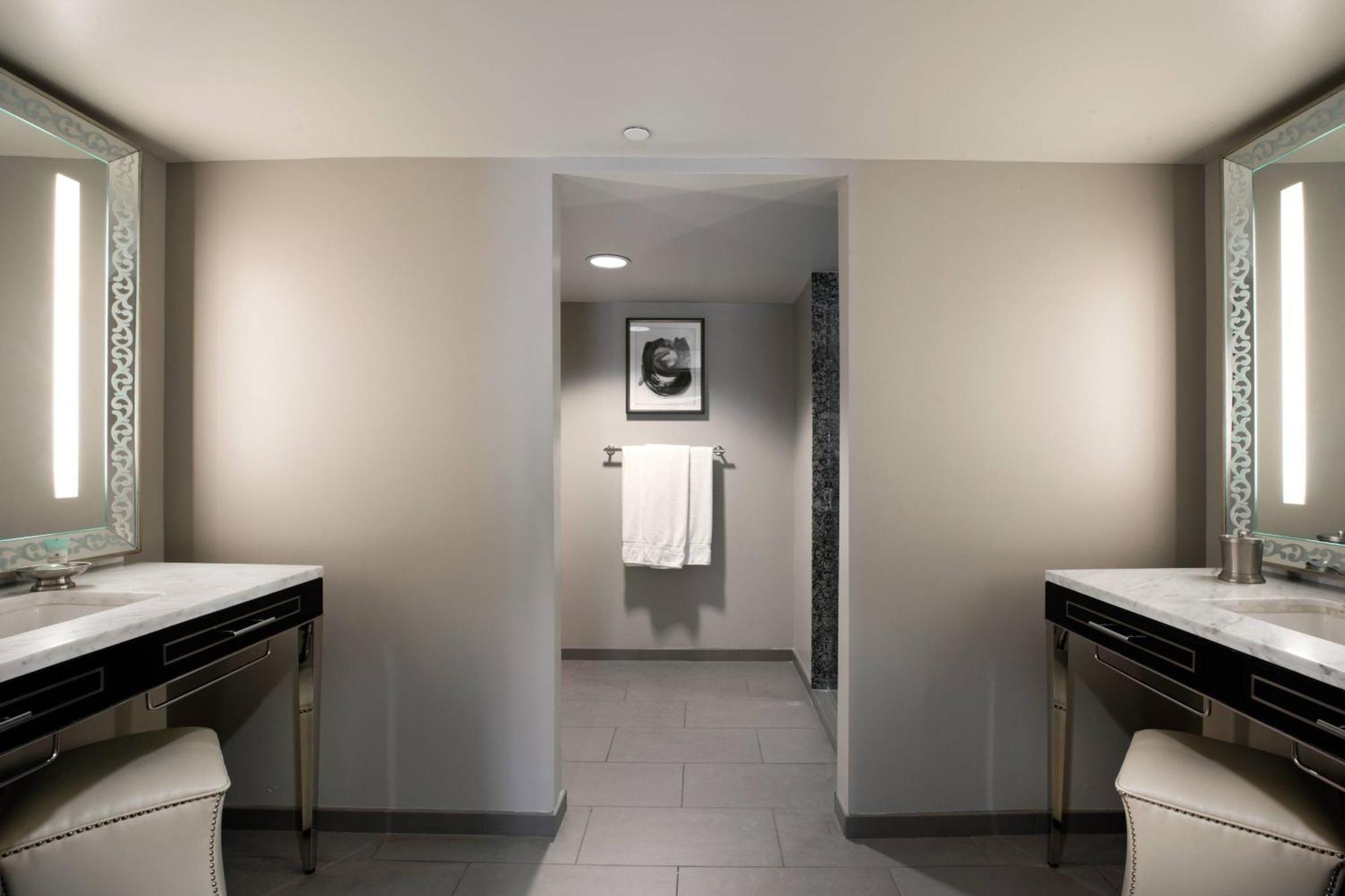 Ambassador Kansas City, Autograph Collection Hotel 4*