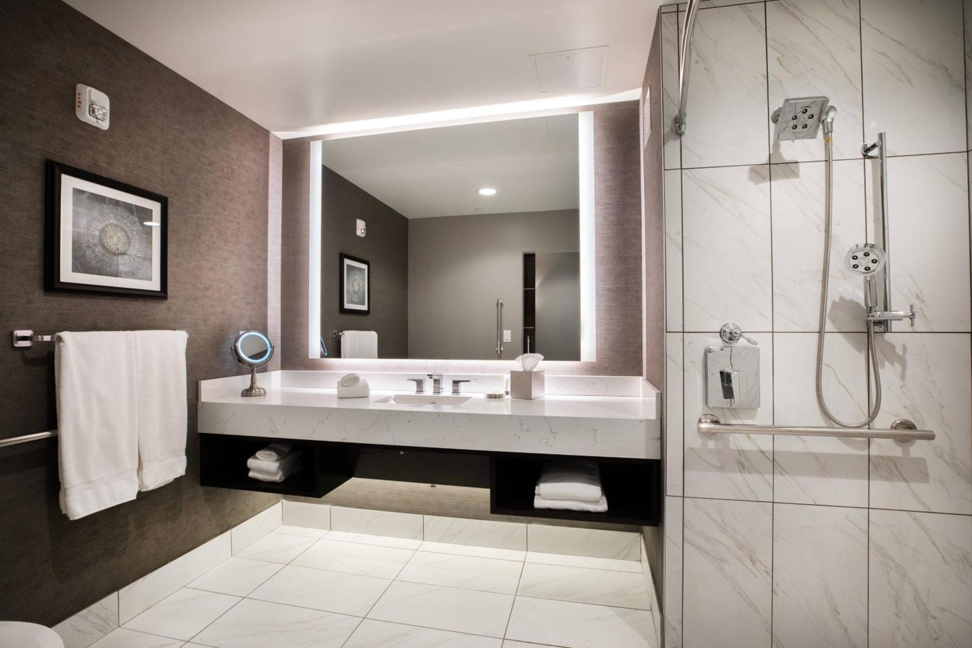 Ambassador Kansas City, Autograph Collection Hotel 4*